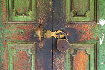 Grüne alte Holztür mit einem Vorhängeschloss an einem Haveli Haus in Mandawa in Rajasthan in Indien