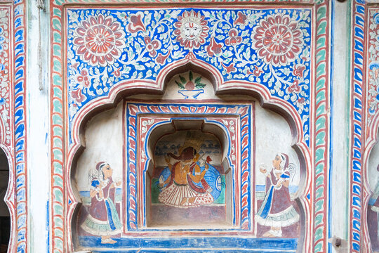K&uuml;nstlerische Bemalung einer Hauswand eines Haveli Haus in Mandawa in Rajasthan in Indien
