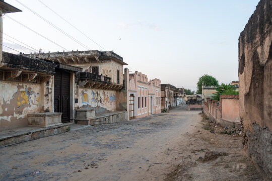 Leere Stra&szlig;e und Haveli Haus in Mandawa in Rajasthan in Indien