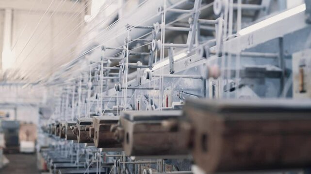 Operation of a flat-slot extruder in the production of polypropylene bags.