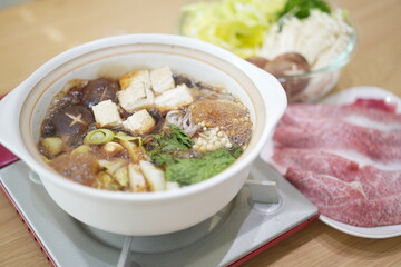 家族団らんのひととき：自宅ですき焼きを囲む笑顔