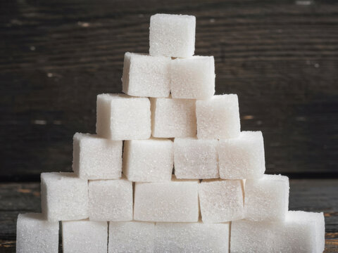 Terrones de az&uacute;car dispuestos en una pila ordenada
