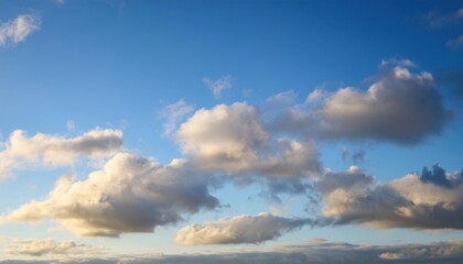 Obraz premium Serene Cumulus Cloudscape: A Breathtaking Panorama of the Sky