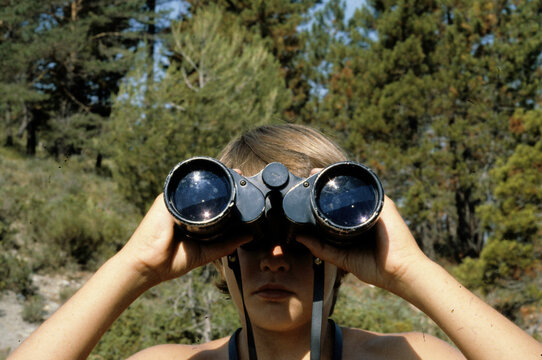 enfant, jumelles, observation de la nature