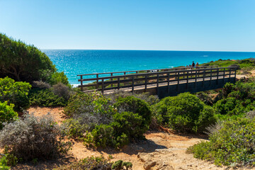 Fototapeta premium PUENTE DE MADERA CALAS DE CONIL CALAS DE ROCHE CÁDIZ