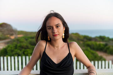 mujer española 18 años posando frente al mar al atardecer modelo 