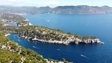 Vue aérienne panoramique du Parc national des Calanques sur la côte Méditerranée avec montagne...