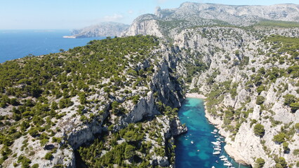 Vue aérienne panoramique du Parc national des Calanques sur la côte Méditerranée avec montagne...
