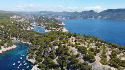 Vue aérienne panoramique du Parc national des Calanques sur la côte Méditerranée avec montagne en bord de mer, Marseille, Cassis, France
