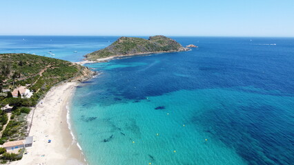 Vue aérienne panoramique de la côte Méditerranée avec plage et en bord de mer, sud de la France