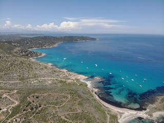 Vue aérienne panoramique de la côte Méditerranée avec plage et en bord de mer, sud de la France