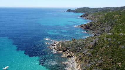 Vue aérienne panoramique de la côte Méditerranée avec plage et en bord de mer, sud de la France