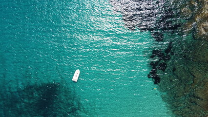 Vue aérienne panoramique de la côte Méditerranée avec plage et en bord de mer, sud de la France