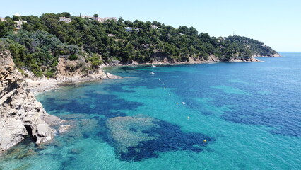 Vue aérienne panoramique de la côte Méditerranée avec plage et en bord de mer, sud de la France