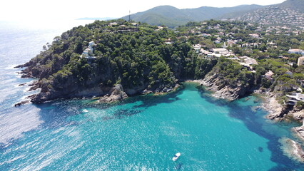 Vue aérienne panoramique de la côte Méditerranée avec plage et en bord de mer, sud de la France