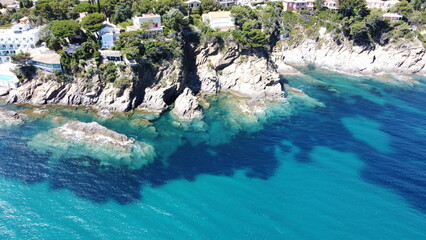 Vue aérienne panoramique de la côte Méditerranée avec plage et en bord de mer, sud de la France