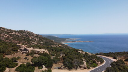 Vue aérienne panoramique de la côte Corse avec montagne et falaise en bord de mer Méditerranée, Corse, France

