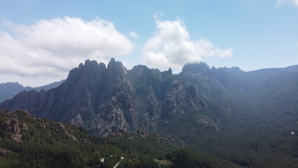 Naklejka premium Vue aérienne panoramique de la côte Corse avec montagne et falaise en bord de mer Méditerranée, Corse, France 