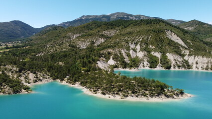 Vue aérienne panoramique du lac de Castillon dans les gorges du Verdon avec pédalo et route.

