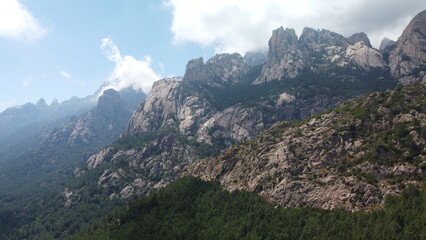 Vue aérienne panoramique de la côte Corse avec montagne et falaise en bord de mer Méditerranée,...