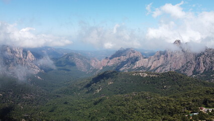 Vue aérienne panoramique de la côte Corse avec montagne et falaise en bord de mer Méditerranée,...
