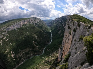 Vue aérienne panoramique immersive des gorges du Verdon avec pédalo et route.
