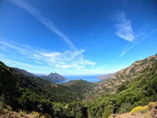 Vue aérienne panoramique de la côte Corse avec montagne et falaise en bord de mer Méditerranée, Corse, France