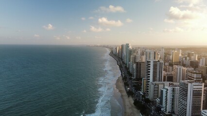 Vue a&eacute;rienne panoramique de Recife avec la plage au couch&eacute; de soleil, Pina, Boa Viagem, Jaboat&atilde;o dos Guararapes, Br&eacute;sil

