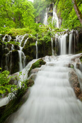 Bad Urach Wasserfall im Frühling nach einem starken Regen. Wasser strömt über die Treppen hinunter.