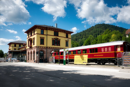 Ein alter Speisewaggon am Bahnhof von Bad Wildbad im Schwarzwald mit davor stehendem Werbeplakat mit Angebot f&uuml;r Imbissvermietung