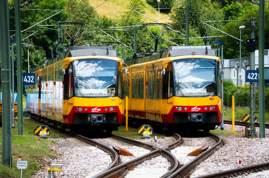 Zwei nebeneinander stehende S-Bahnen der Albtal-Verkehrs-Gesellschaft auf Abstellgleisen am Bahnhof von Bad Wildbad im Schwarzwald