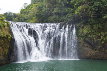 Obraz premium Shifen waterfall a breathtaking sight in Taiwan’s forest