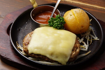 チーズハンバーグ