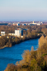 Fototapeta premium Cabine du téléphérique urbain de Toulouse au dessus de la Garonne depuis Puech David