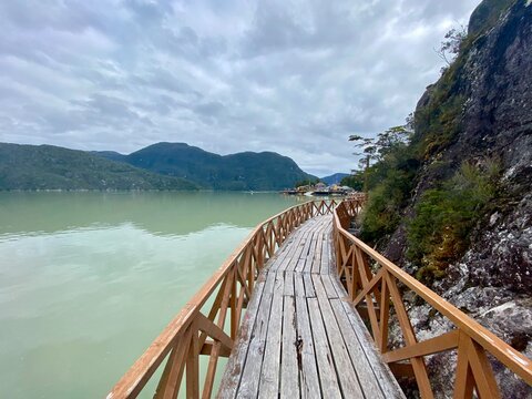 Caminho em palafitas em Caleta Tortel, Carretera Austral, Patag&ocirc;nia Chilena