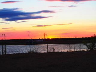 Obraz premium Reddish summer sunset over a lake in northern Spain