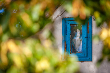 Figurka Matki Bożej w kapliczce w Posadowej Mogilskiej.