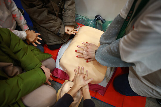 providing first aid to a patient. Resuscitation actions.