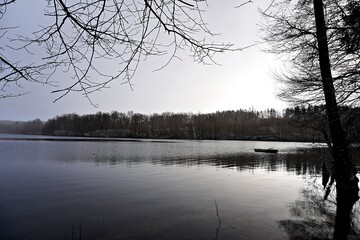Łódka na spokojnym jeziorze © Marcin