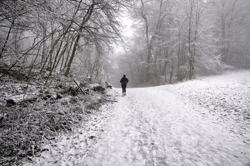 Joggerin auf dem Tafelweg am Schaumberg, Saarland, im Januar 2025