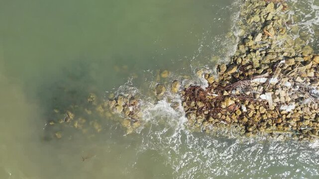 Olas contra el Espolon de Rocas