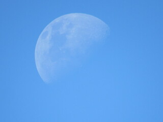 La luna de día en un cielo celeste intenso