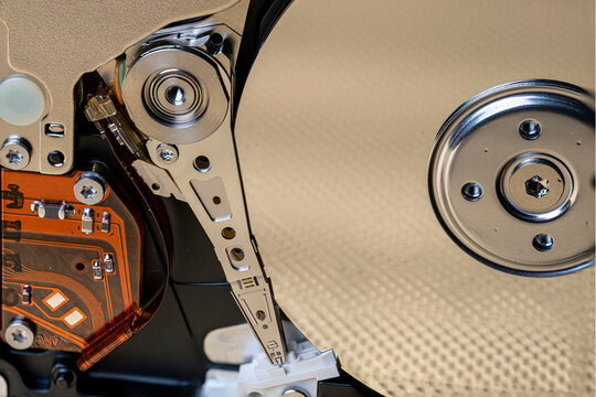 Hard disk interno aperto con sfondo oro 10