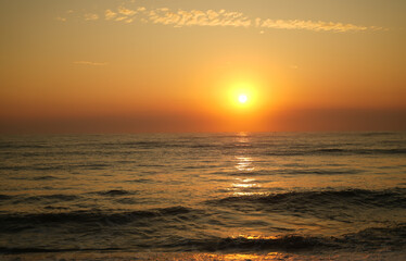 Naklejka premium The beautiful of sunset sky on the beach for background.