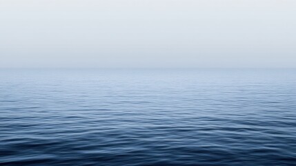 Obraz premium Serene ocean view on a hazy day.