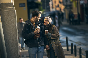 Fototapeta premium Hugged Tourist Couple Drinking Coffee