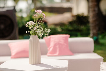 Obraz premium Exquisite flower decoration at an Indian wedding featuring vibrant marigolds, roses, and jasmine, creating a traditional and elegant festive ambience