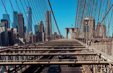 Brooklyn Bridge widok na ulice i auta jadące na moście