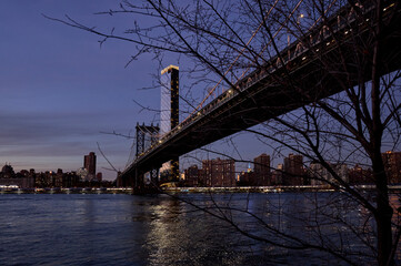 widok na Manhattan Bridge East River w Nowym Jorku , drapacze chmur wieczorem