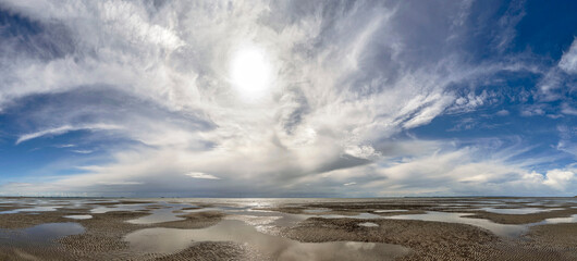 Panoramafoto einer traumhaften Wolkenstimmung an der Nordsee